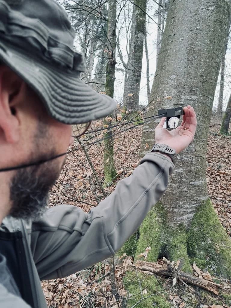 Orientierungstraining mit einem Kompass im Gelände